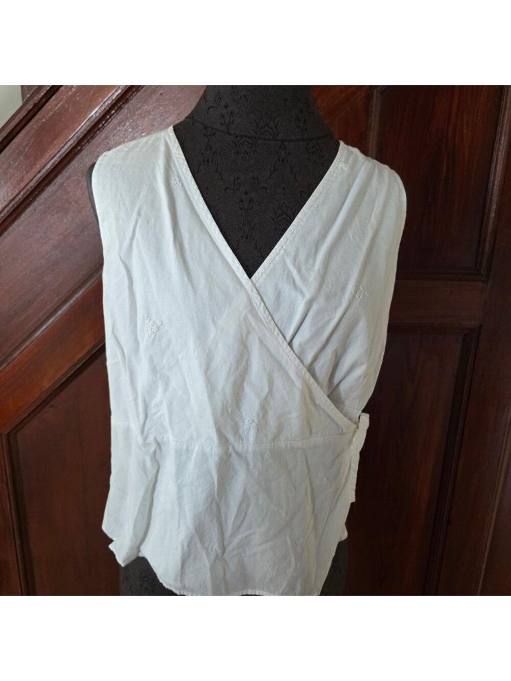 Old Navy White Sleeveless Wrap Top With Embroidered Floral Detail Size M
